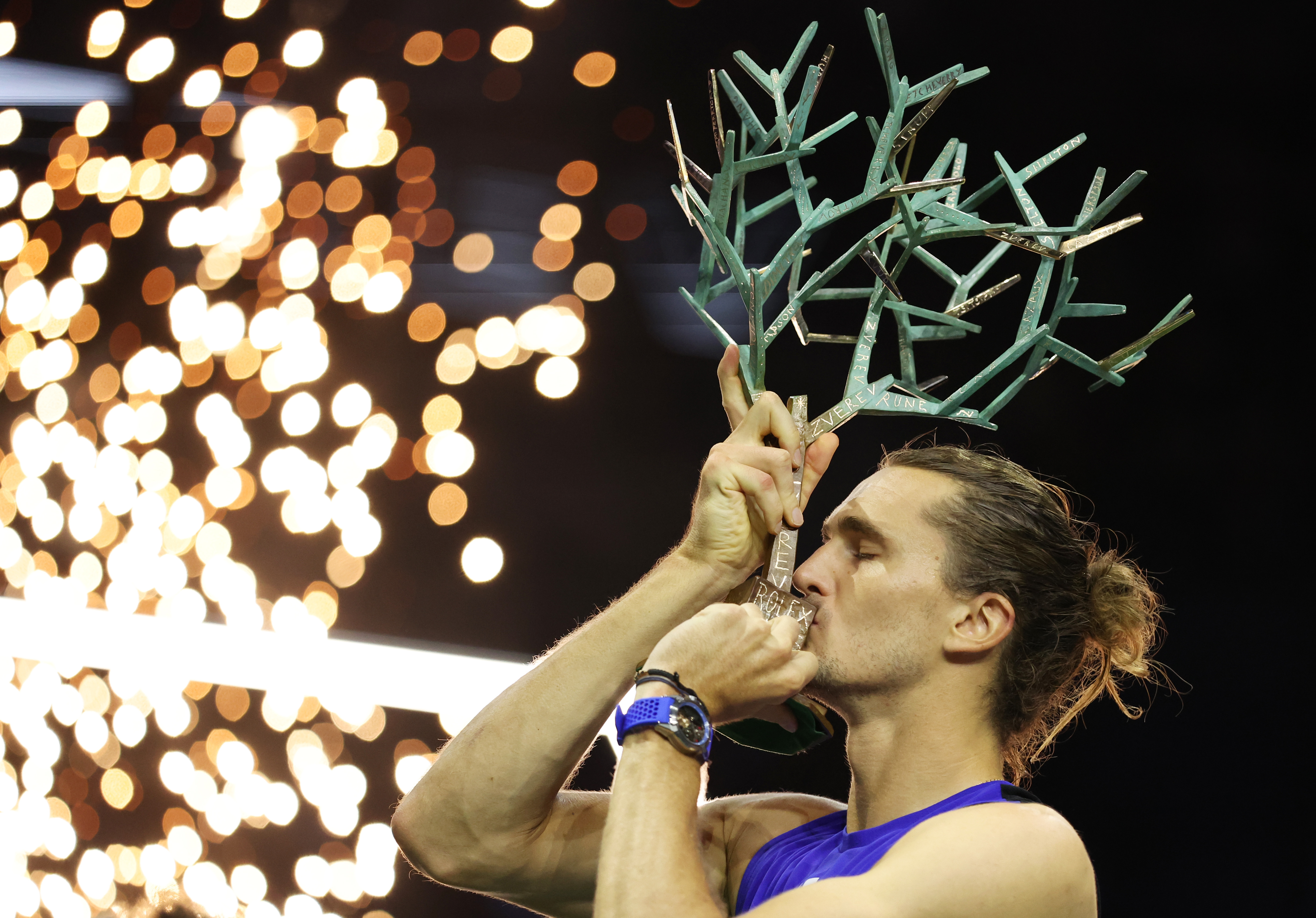 法国网球队翻盘西班牙网球队,兹维列夫关键制胜 法国网球队翻盘西班牙网球队,兹维列夫关键制胜